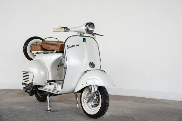 1964 vintage beyaz Vespa 