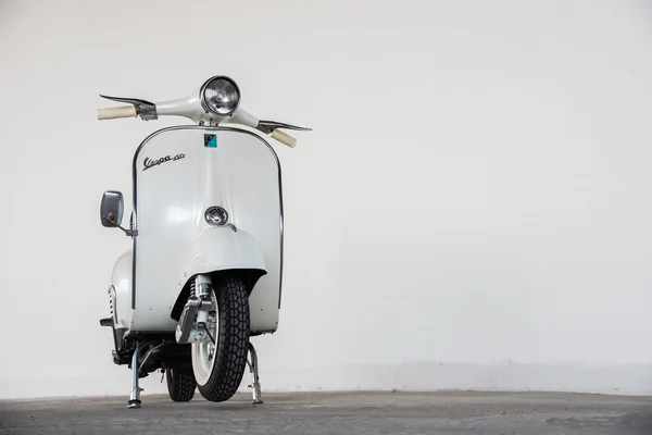 Rocznika 1964 white Vespa — Zdjęcie stockowe