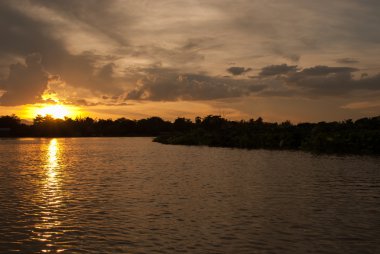 günbatımı Nehri üzerinde