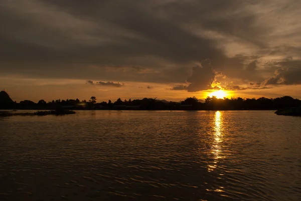 Sonnenuntergang über dem Fluss — Stockfoto