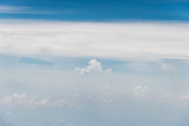 Mavi gökyüzündeki bulutlar 