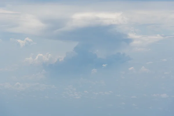 Nuvole nel cielo blu — Foto Stock