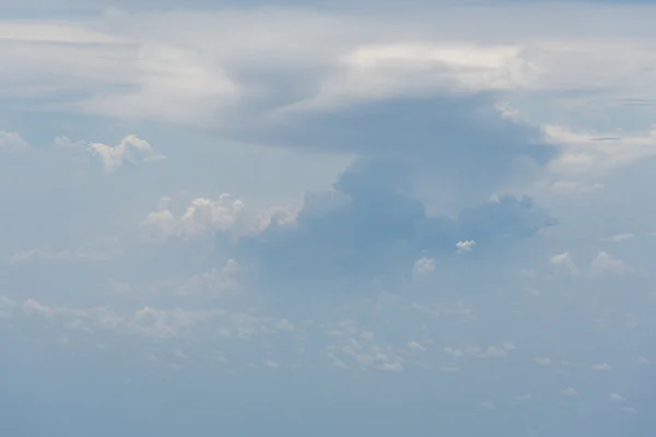 Nuvole nel cielo blu — Foto Stock