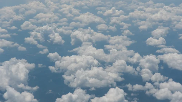 Nuvole nel cielo blu — Foto Stock