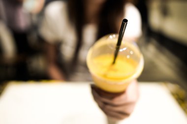 Kadın holding güler yüzlü 