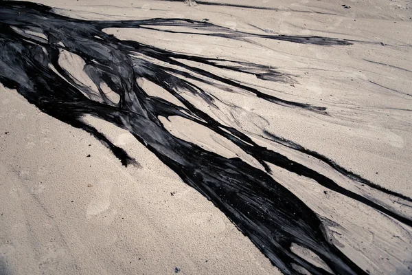 Praia de petróleo e areia — Fotografia de Stock