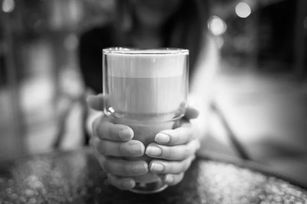 Fille tenant verre de café — Photo