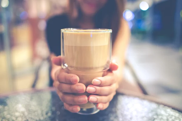 Gadis memegang gelas kopi — Stok Foto