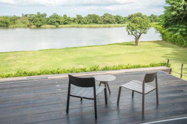 RiverscapeKaya, kar, gökyüzü ve bulutlar Kafkasya dağlarında