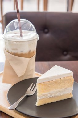 buzlu kahve ile Hindistan cevizi pasta