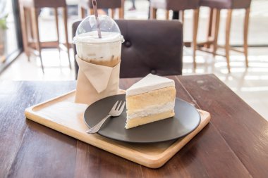 buzlu kahve ile Hindistan cevizi pasta