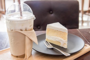 buzlu kahve ile Hindistan cevizi pasta