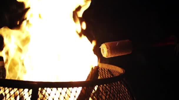 Tűz a személyzet prop villanyt tűz gödör fekete háttér a lassú mozgás (120 fps) — Stock videók