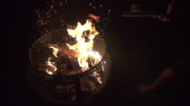 Mano lanza madera al foso de fuego del patio trasero, cámara lenta (240 fps ) — Vídeo de stock