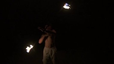 Yetenekli yangın dansçı kameraya, ağır çekim (60 fps arıyorum kadrosu ile iplik yangın gerçekleştirir)