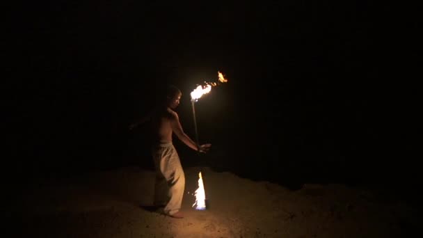 Skilled fire dancer performs fire spinning with staff, in slow motion (60 fps) — Stock Video