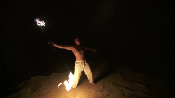 Képzett tűz táncos végez tűz spinning személyzettel, lassú mozgás (60 fps) — Stock videók