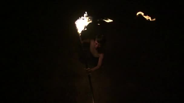 Skilled fire dancer performs fire spinning, top down shot, slow motion (60 fps) — Stock Video