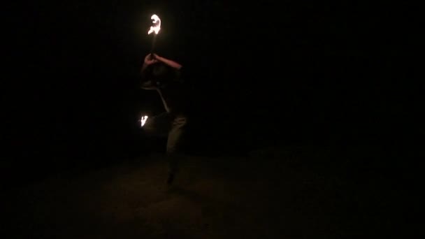 Bailarina de fuego calificada realiza fuego estilo mono girando en cámara lenta (60 fps ) — Vídeos de Stock