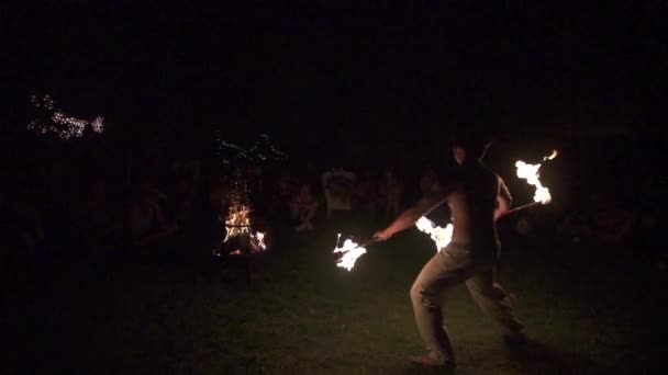 Skickliga brand dansare uppträder med två brand personal rekvisita utanför, ultrarapid (240 fps) — Stockvideo