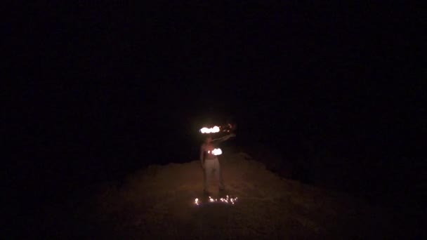 Mann wirft Feuerstab hoch in die Luft, fängt ihn und posiert, Zeitlupe (240 fps)) — Stockvideo