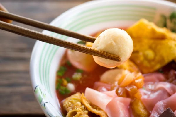 Demlenmiş soya peyniri erişte veya yong tau foo, Yen ta Tayland fo