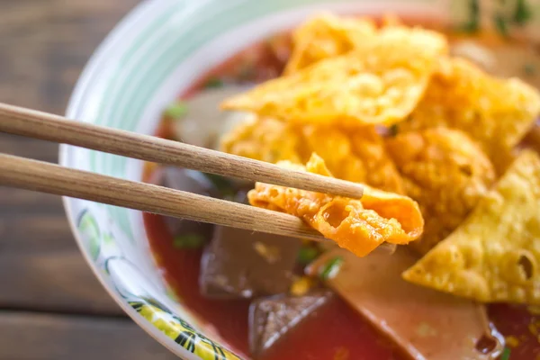 Demlenmiş soya peyniri erişte veya yong tau foo, Yen ta Tayland fo