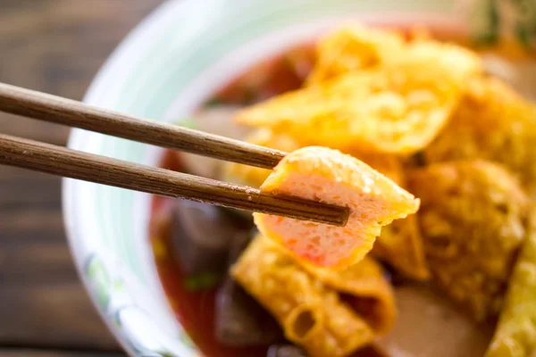 Demlenmiş soya peyniri erişte veya yong tau foo, Yen ta Tayland fo