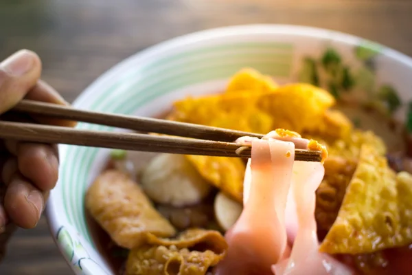 Demlenmiş soya peyniri erişte veya yong tau foo, Yen ta Tayland fo