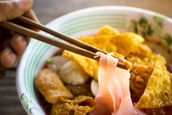 Demlenmiş soya peyniri erişte veya yong tau foo, Yen ta Tayland fo