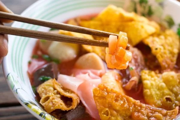 Demlenmiş soya peyniri erişte veya yong tau foo, Yen ta Tayland fo