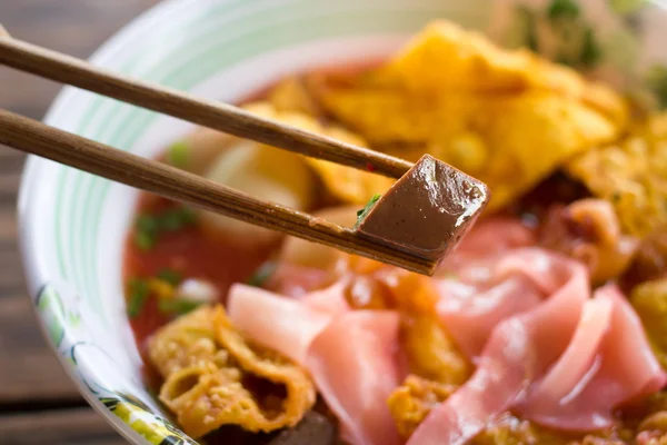 Demlenmiş soya peyniri erişte veya yong tau foo, Yen ta Tayland fo