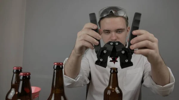 Genç bir bira üreticisi ürünleri hazırlar ve ekipmanların kalitesini ve evde demlenen ballı biranın kalitesini kontrol eder.