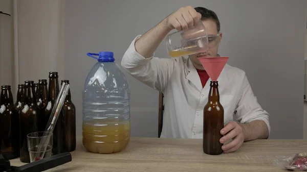 Joven Cervecero Prepara Productos Comprueba Calidad Del Equipo Calidad Cerveza —  Fotos de Stock