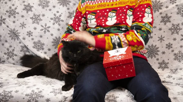 Nieuwjaarsvakantie Jongeman Opent Wikkelt Een Cadeau Champagne Nieuwjaarsgeschenken Nieuwjaarsversiering Goed — Stockfoto