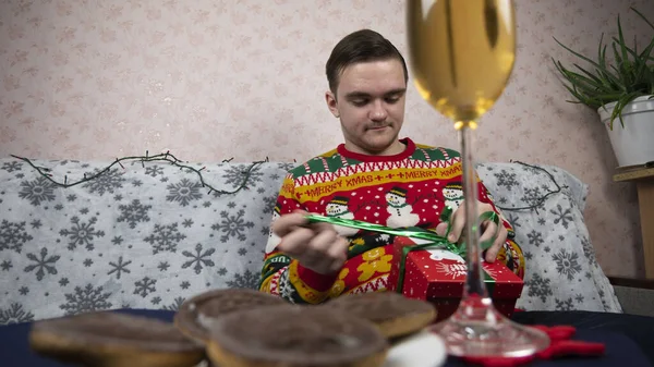 Nový Rok Svátky Mladý Muž Otevře Zabalí Dárek Šampaňské Novoroční — Stock fotografie