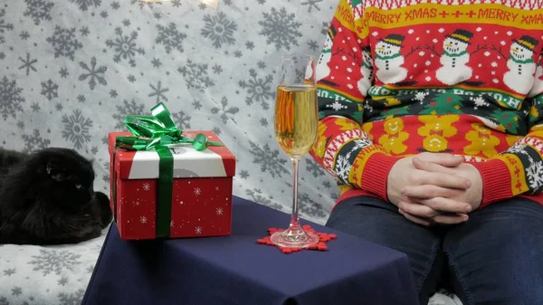 Nieuwjaarsvakantie Een Jonge Man Opent Wikkelt Een Cadeau Champagne Nieuwjaarsgeschenken — Stockfoto