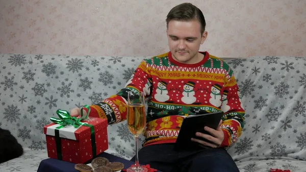 Neujahrsferien Ein Junger Mann Öffnet Und Verpackt Ein Geschenk Champagner — Stockfoto