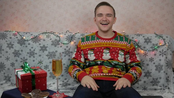 Neujahrsferien Ein Junger Mann Öffnet Und Verpackt Ein Geschenk Champagner — Stockfoto