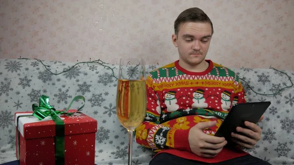 Новорічні Свята Молодий Хлопець Відкриває Обгортає Подарунок Шампанське Новорічні Подарунки — стокове фото