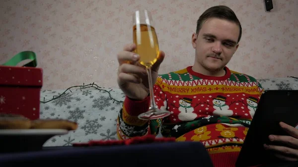 Nyår Semester Ung Kille Öppnar Och Lindar Gåva Champagne Nyårspresenter — Stockfoto