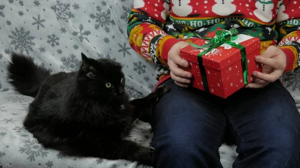 Nieuwjaarsvakantie Jongeman Opent Wikkelt Een Cadeau Champagne Nieuwjaarsgeschenken Nieuwjaarsversiering Goed — Stockfoto