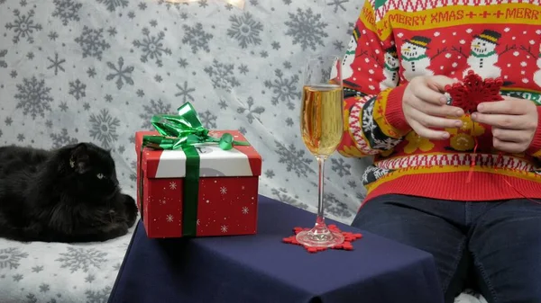 Nieuwjaarsvakantie Een Jonge Man Opent Wikkelt Een Cadeau Champagne Nieuwjaarsgeschenken — Stockfoto