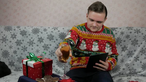 Πρωτοχρονιάτικες Διακοπές Ένας Νεαρός Ανοίγει Και Τυλίγει Ένα Δώρο Σαμπάνια — Φωτογραφία Αρχείου