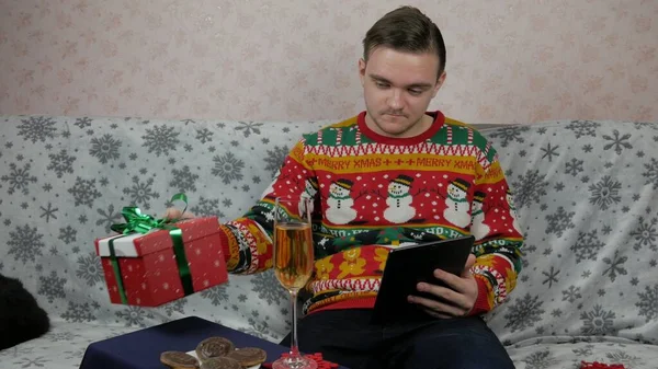 남자가 휴일에 샴페인 가족들과의 태블릿을 — 스톡 사진