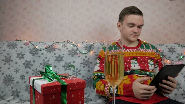 Πρωτοχρονιάτικες Διακοπές Ένας Νεαρός Ανοίγει Και Τυλίγει Ένα Δώρο Σαμπάνια — Φωτογραφία Αρχείου