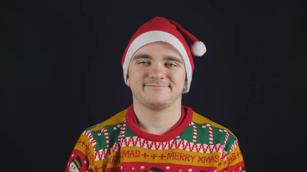 잘생긴 남자는 감정을 줍니다 웃으며 신년의 스웨터를 새해의 그림을 그리며 — 스톡 사진
