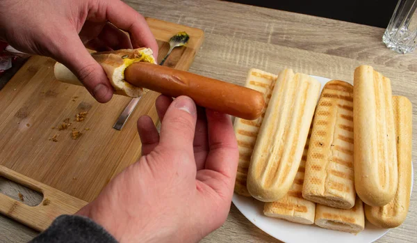 Evde ızgarada sosisli sandviç pişirmek, ekmek kızartmaktan, sosisli sandviçi tek parça halinde katlamaya kadar tüm süreç boyunca evden çıkmadan lezzetli yemekler yemek.