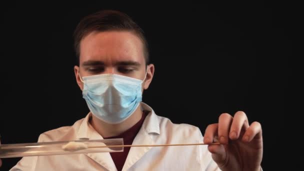 Een Man Een Wit Medisch Gewaad Een Blauw Medisch Masker — Stockvideo