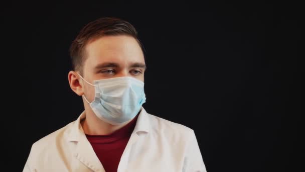 Ένας Τύπος Λευκό Ιατρικό Παλτό Και Μπλε Ιατρική Μάσκα Σκούρο — Αρχείο Βίντεο
